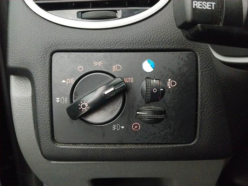 Ford Focus (2010) 1.6 TDCi, nová STK, rezervace - fotka 16 z 16