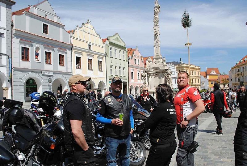 Třeboňské Masarykovo náměstí bylo motorkami doslova našlapané. Stovkám strojů požehnal tamní kaplan Jiří Kalaš.