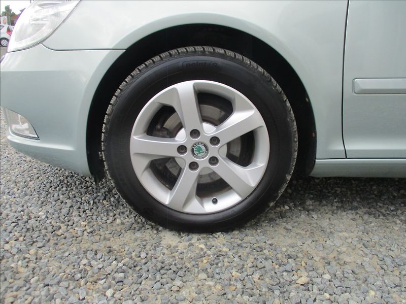 Škoda Octavia 1,4 TSI, klima,xenon,servis, - fotka 25 z 36