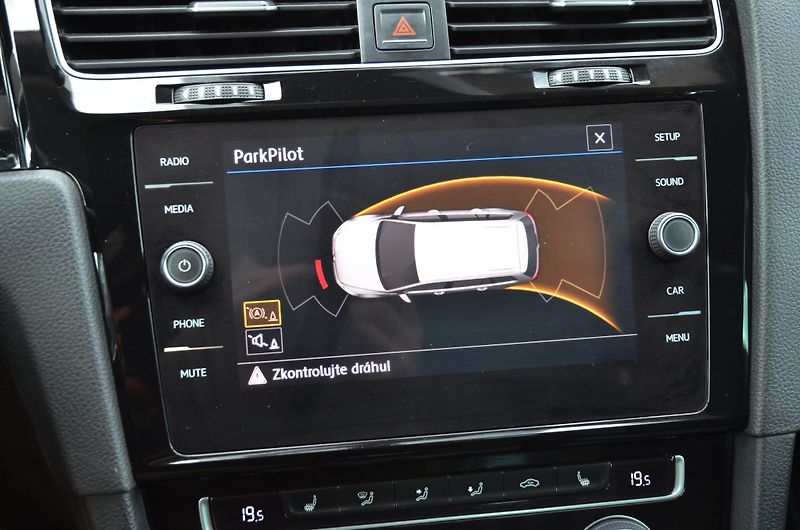 Volkswagen Golf (2017) 2.0 TDi 110kW HIGHLINE / LED - fotka 30 z 38