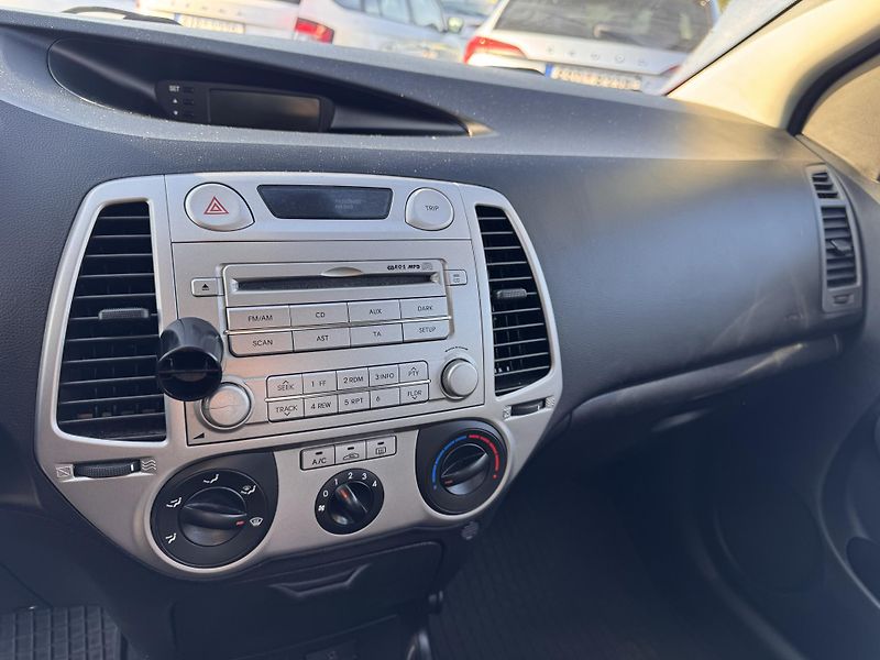 Hyundai i20 1.2i, 76 tis km,2.Majitel,ČR - fotka 13 z 18