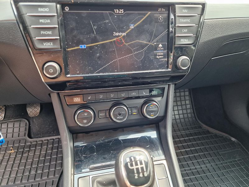 Škoda Superb 2,0TDI 110KW NAVI VÝHŘEV  - fotka 13 z 20