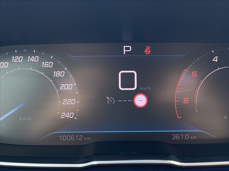 Peugeot 5008 1,5 BlueHDi A8 Allure Pack - fotka 10 z 25