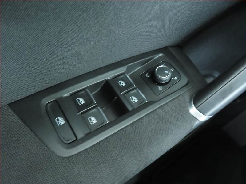Volkswagen Touran (2023) 1.5 TSI - fotka 25 z 30