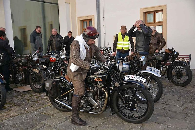 Automobiloví a motocykloví veteráni se vydali v neděli na tradiční jízdu Ze zámku na hrad. Start byl na Horním náměstí v Přerově, kde si lidé užili bohatý program.