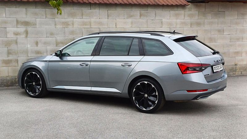 Škoda Superb 2.0TDI 140kW 4x4-WEBA-PANO-DPH - fotka 7 z 49