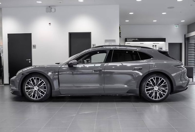Porsche Taycan 4 Cross Turismo HuD Pano Venti - fotka 3 z 23