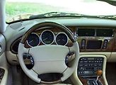 Ceny se pohybují od 400 tisíc nahoru. Raketově. Jaguar XK je momentálně tím automobilem, jehož cena padá jak kámen ke dnu. Ovšem tento trend nebude trvat věčně, nehledě na to, že „R“ provedení budou vždy ceněná více.