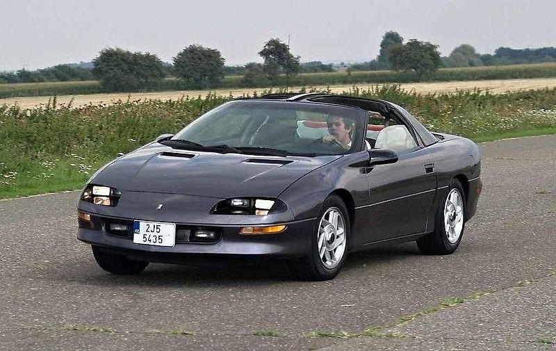 Sraz amerických vozů Chevrolet Camaro a Pontiac Firebird v Kolíně.
