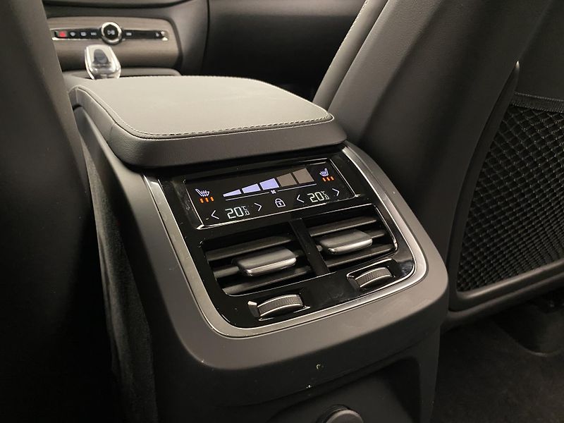 Volvo XC90 T8 AWD RECHARGE PLUS DARK CZ - fotka 33 z 73