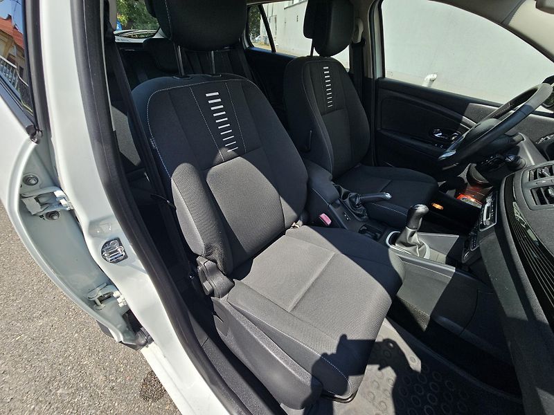 Renault Mégane (2012) 1.6i - fotka 14 z 17