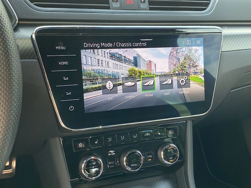 Škoda Superb (2022) Combi 2.0 TDI DSG Sportline - fotka 12 z 35