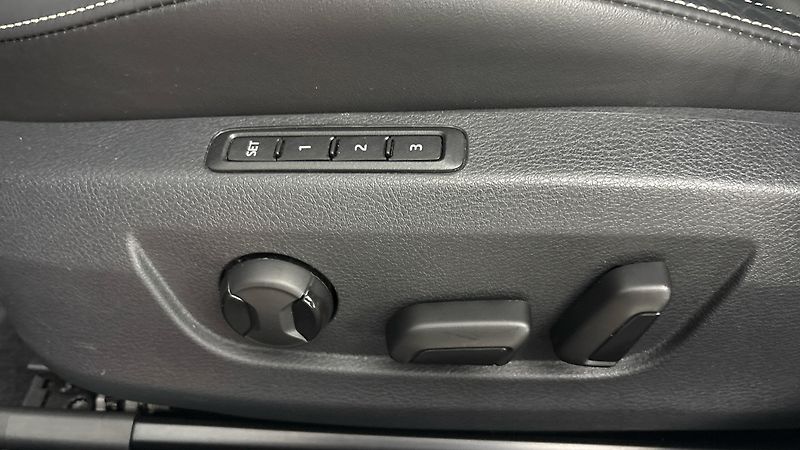 Škoda Superb 2.0 TDI DSG L&K Combi - fotka 22 z 36