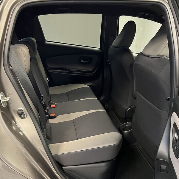 Toyota Yaris 1.5 Hybrid AT SELECTION SMART - fotka 12 z 16