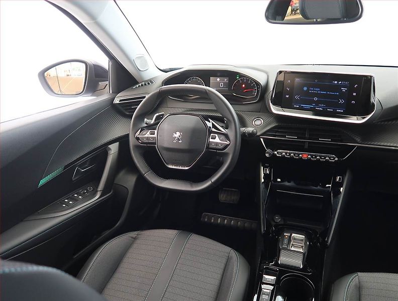 Peugeot 2008 (2022) Allure 1.2 PureTech, Automat - fotka 7 z 25