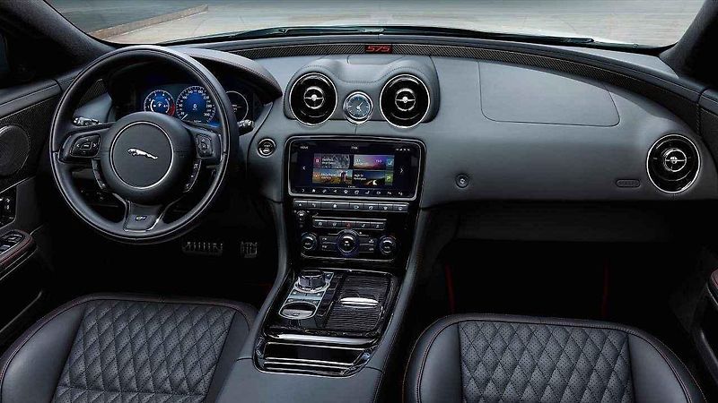 Jaguar XJR575.