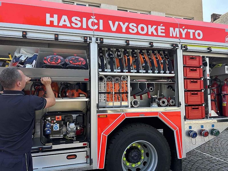 Dobrovolní hasiči ve Vysokém Mýtě získali profesionální techniku. V jejich garáži nově parkuje zásahový vůz Tatra Force.