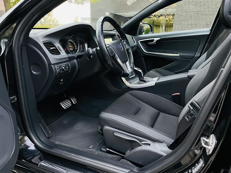Volvo V60 2.0D 5VÁLEC AUT SERVISKA TAŽNÉ - fotka 27 z 44