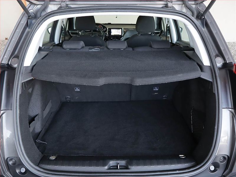 Peugeot 2008 (2017) 1.2 PureTech, Automat, Navi - fotka 11 z 14