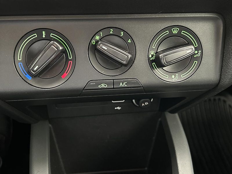 Škoda Fabia 1.0 TSI Active Plus - fotka 14 z 23