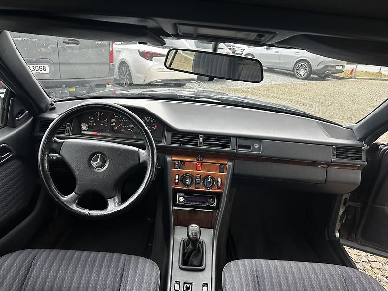 Mercedes-Benz 124 124 230 CE - fotka 12 z 14