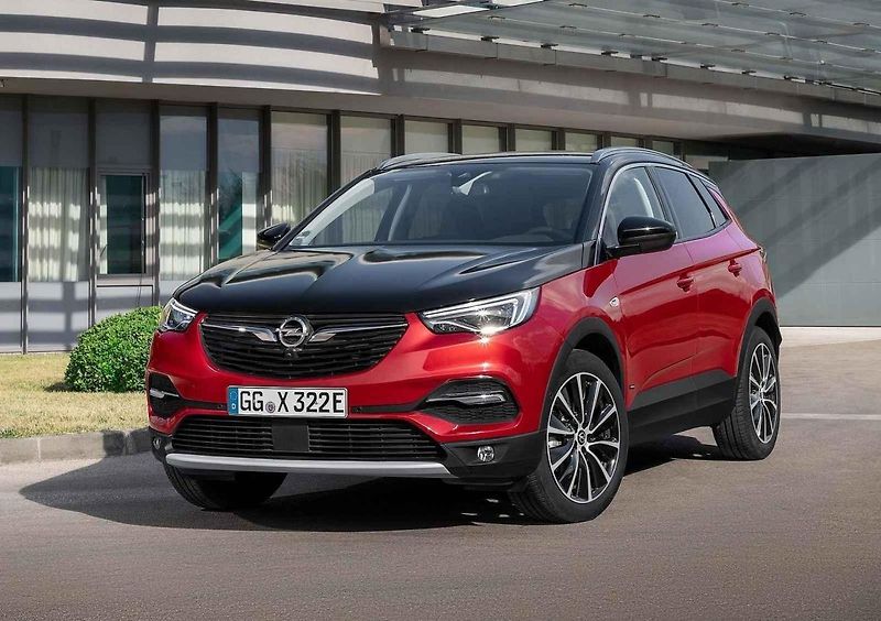 Dvě výkonné motory pod kapotou má čím dál více vozů
