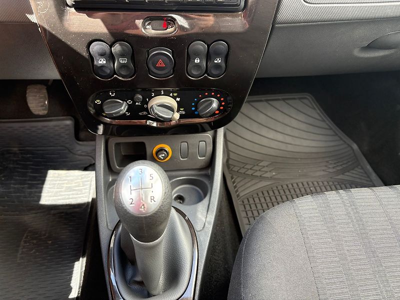 Dacia Duster 1.6i, 77kW, Klima - fotka 12 z 17