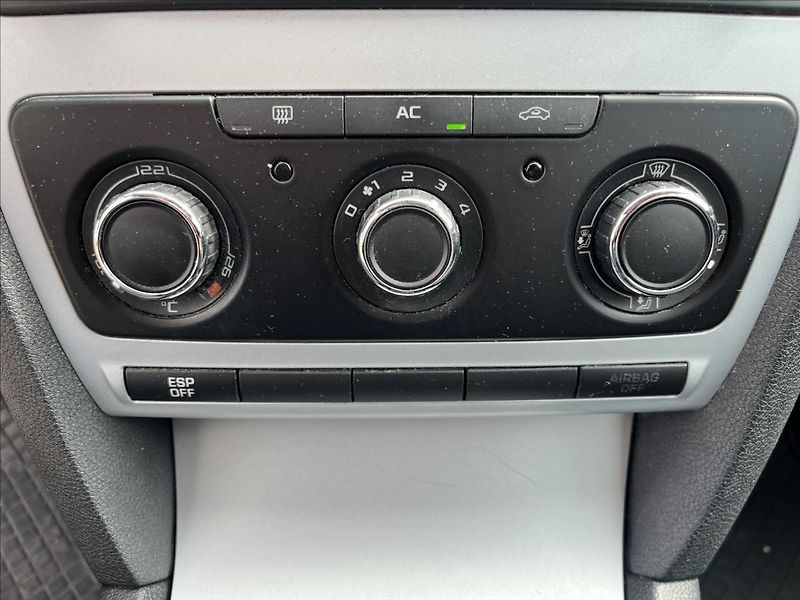 Škoda Octavia 1,6 MPi KLIMA ROZVODY PNEU - fotka 19 z 36