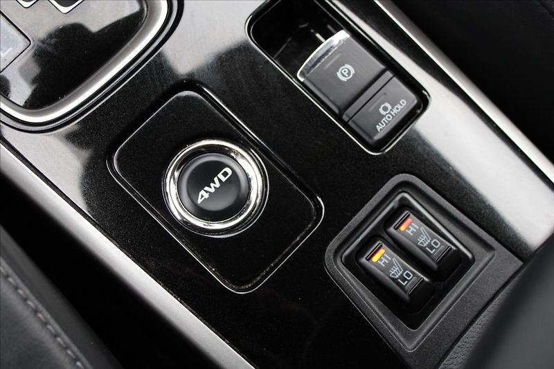 Mitsubishi Outlander 2,0 i  A/T,4x4,7.MÍST,INSTYLE+ - fotka 18 z 38