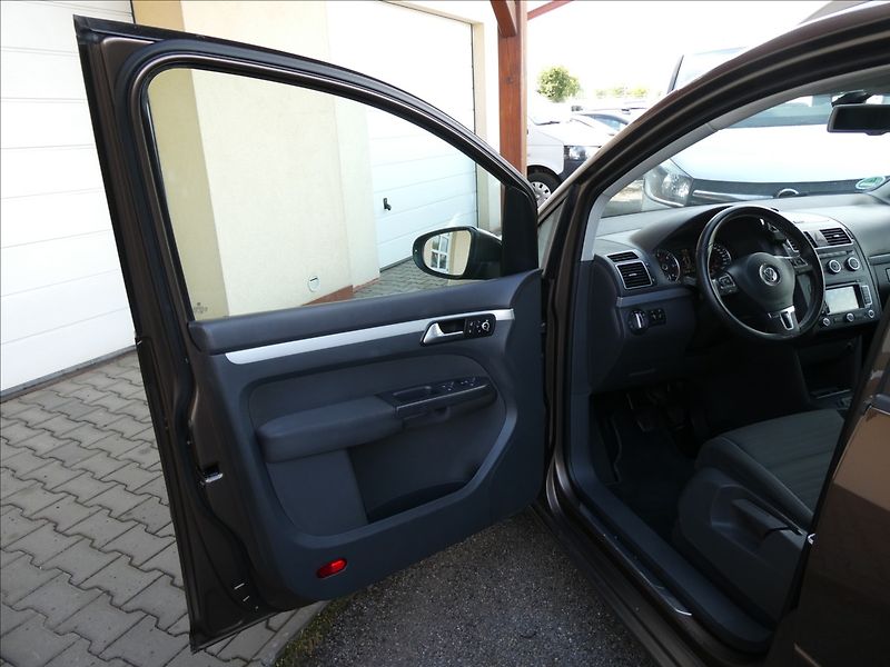 Volkswagen Touran 1,6 TDi 77kW CUP,7.míst,naviga - fotka 18 z 46