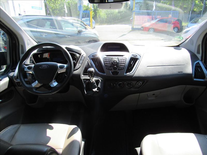 Ford Tourneo Custom 2,2 TDCi 114kW 9 míst - fotka 12 z 36