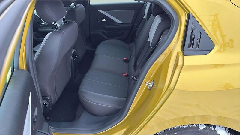 Opel Astra Edition HB 1.2 TURBO (96kW/130 - fotka 16 z 23