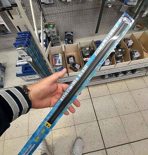 Stěrače v takzvané montážní poloze u vozu Škoda Fabia.