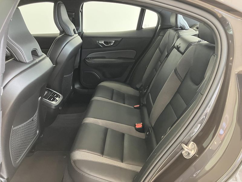 Volvo S60 B5 AWD Ultimate Dark AT8, ČR - fotka 12 z 43
