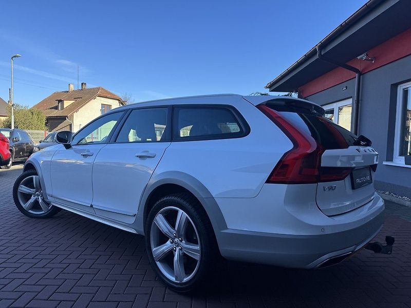 Volvo V90 (2018) 2.0D AWD Ocean Race LED - fotka 3 z 46