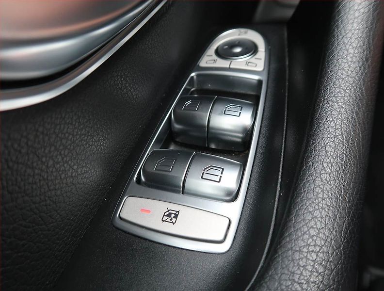 Mercedes-Benz Třídy E (2021) E 200 4MATIC - fotka 14 z 14
