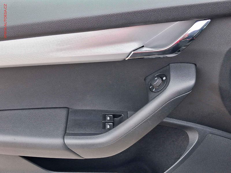 Škoda Octavia (2015) 2.0 TDi, ČR, AC, výhřev sed - fotka 11 z 19