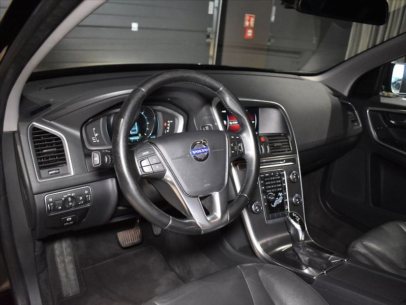 Volvo XC60 2,4 D4 SUMMUM - fotka 12 z 22