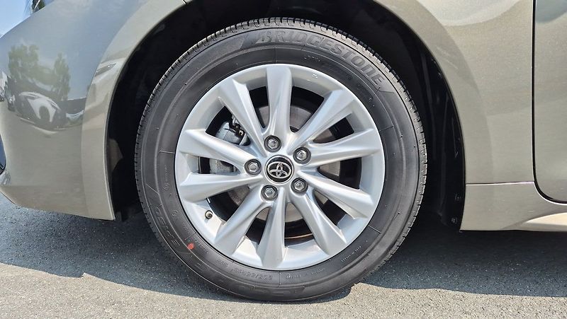 Toyota Corolla 1.8 HEV e-CVT Comfort Tech - fotka 23 z 23
