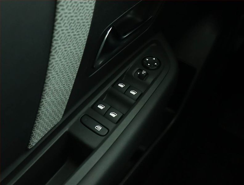 Citroën C4 (2023) 1.2 PureTech, Automat - fotka 17 z 17
