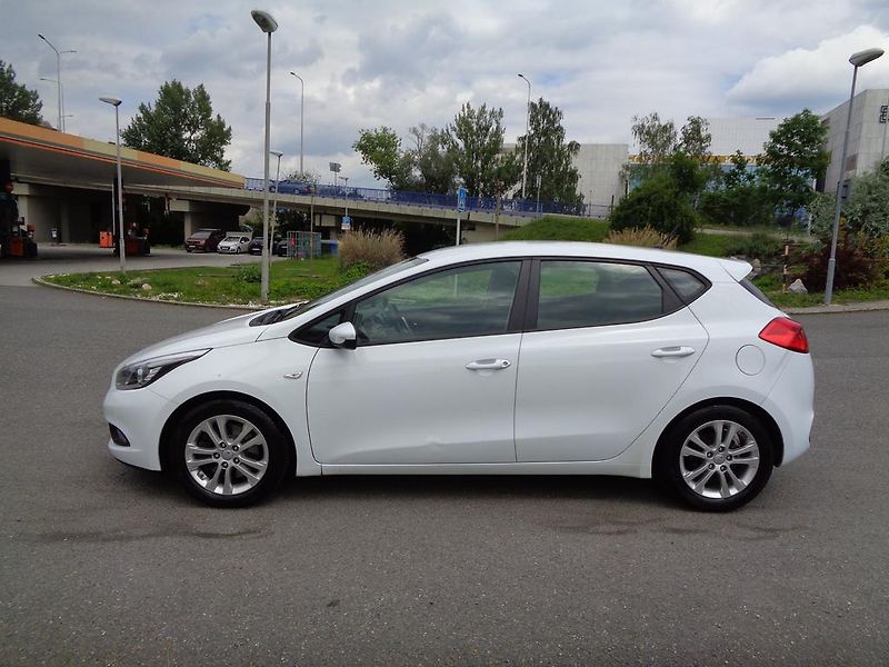 Kia Ceed (2015) 1.4  CVVT,KOUPENO ČR,1.MAJITEL - fotka 2 z 12