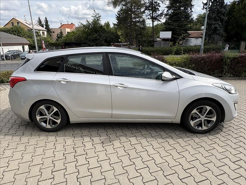 Hyundai i30 1,6 CRDi MT  kombi Weekend - fotka 6 z 16
