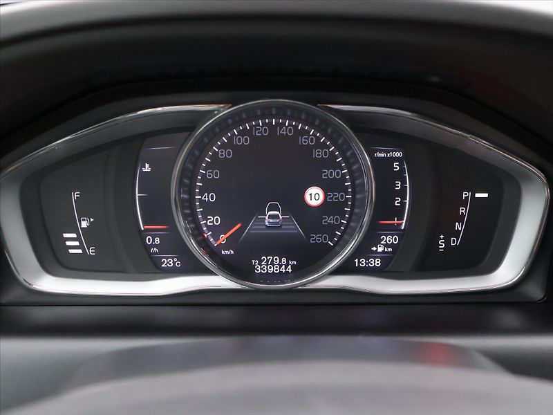 Volvo XC60 2,0 D4 140kW Aut. Summum - fotka 18 z 33