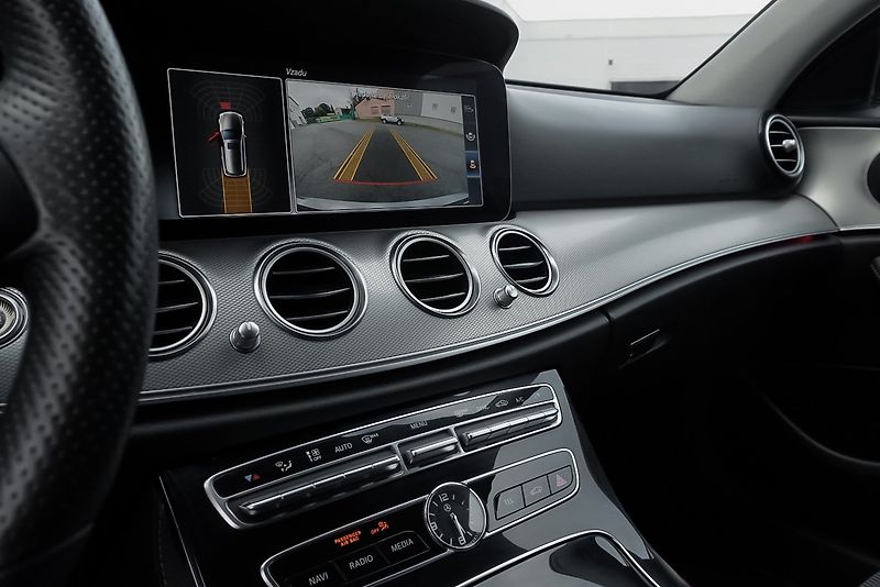 Mercedes-Benz Třídy E E  220 d AMG LINE - fotka 20 z 27
