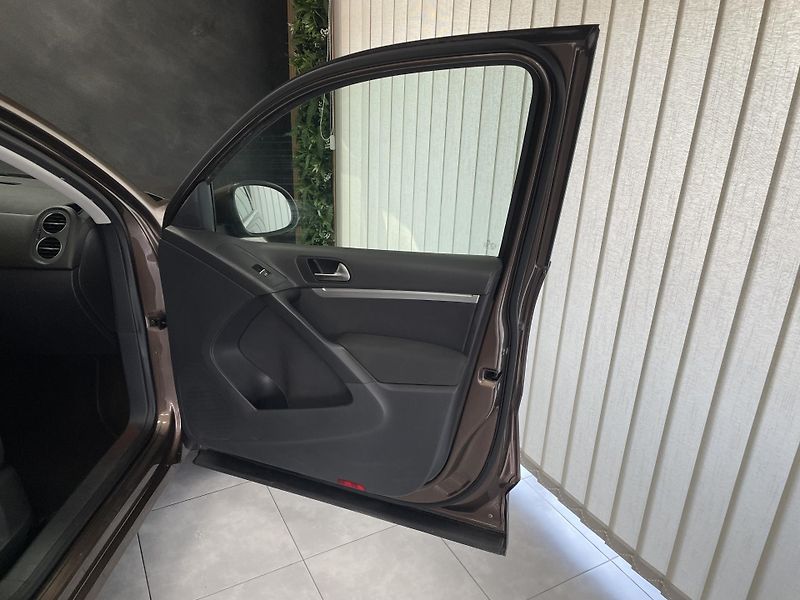 Volkswagen Tiguan 2.0 TDi DSG 4x4 SERVISKA TZ  - fotka 12 z 27