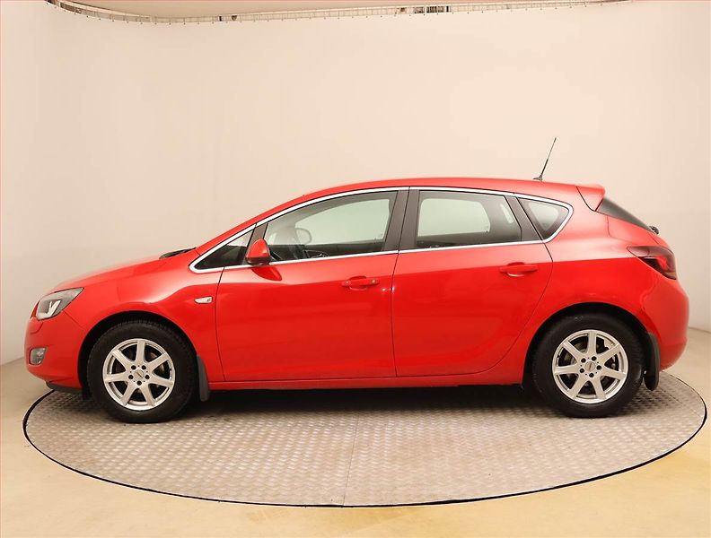 Opel Astra (2010) 1.4 16V, Tempomat - fotka 3 z 17
