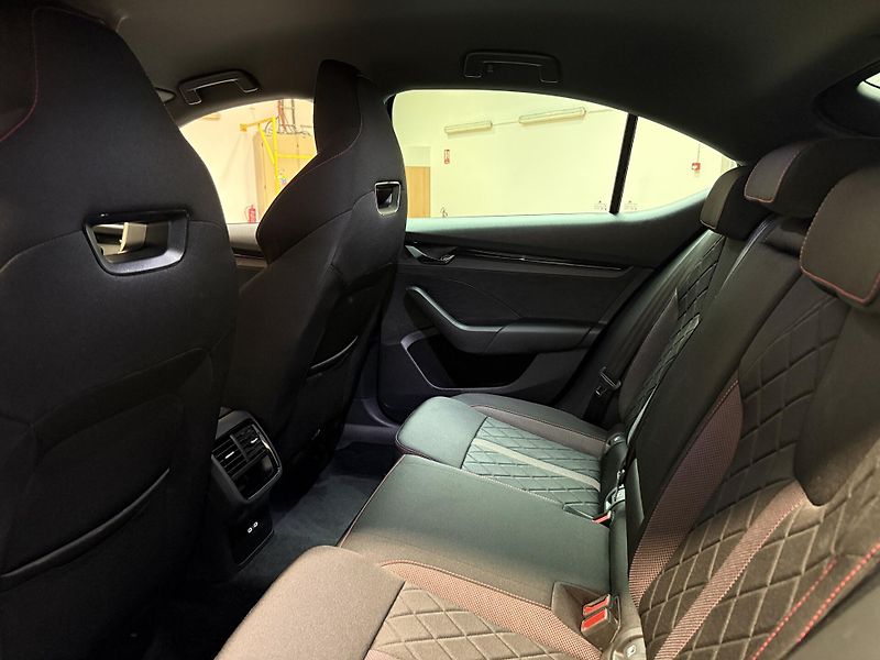 Škoda Octavia 1.4 TSI iV 180kW DSG RS - fotka 11 z 15