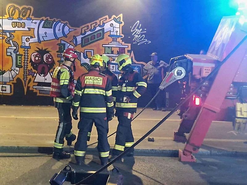 Nehoda ve Vídeňské ulici: pod železničním mostem se zaklínila vrtná souprava převážená na podvalníku.