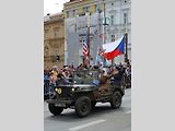 Plzní projel Konvoj svobody. Stovky kusů historické vojenské techniky v neděli projely z Bor do centra města. Ulice lemovaly tisíce diváků