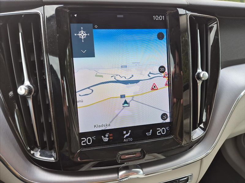 Volvo XC60 2,0 B4 AWD MOMENTUM+ - fotka 17 z 18